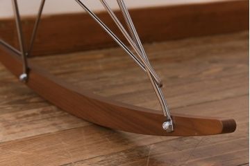 展示美品　Hermanmiller(ハーマンミラー社)　イームズプラスチックシェルアームチェア　ロッカーベース　アプホルスター(ロッキングチェア、椅子)(定価約11万4千円)(R-040168)