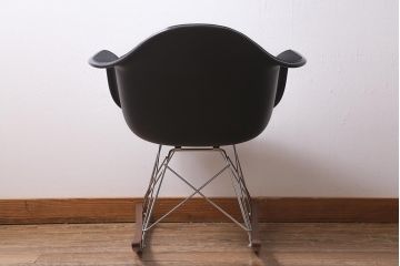 展示美品　Hermanmiller(ハーマンミラー社)　イームズプラスチックシェルアームチェア　ロッカーベース　アプホルスター(ロッキングチェア、椅子)(定価約11万4千円)(R-040168)