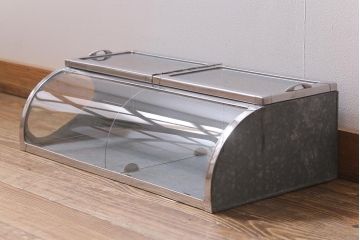 アンティーク家具　昭和レトロ　丸みのあるフォルムが魅力のブリキガラスケース(ショーケース)(R-040170)