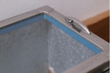アンティーク家具　昭和レトロ　丸みのあるフォルムが魅力のブリキガラスケース(ショーケース)(R-040170)