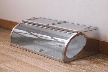 アンティーク家具　昭和レトロ　丸みのあるフォルムが魅力のブリキガラスケース(ショーケース)(R-040171)