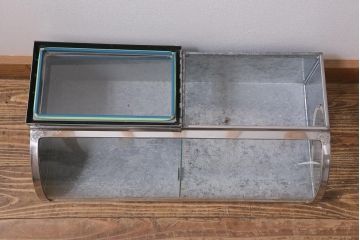 アンティーク家具　昭和レトロ　丸みのあるフォルムが魅力のブリキガラスケース(ショーケース)(R-040171)