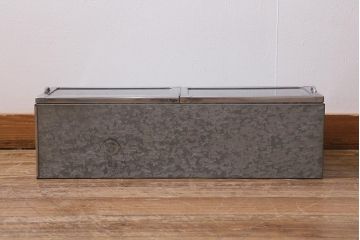 アンティーク家具　昭和レトロ　丸みのあるフォルムが魅力のブリキガラスケース(ショーケース)(R-040171)