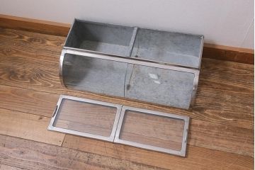 アンティーク家具　昭和レトロ　丸みのあるフォルムが魅力のブリキガラスケース(ショーケース)(R-040171)