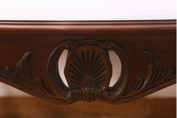 中古　アメリカ製　ガラス天板　クラシカルなデザインが魅力のセンターテーブル(リビングテーブル、センチュリー社)(R-040174)