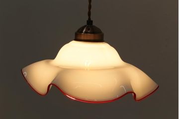 ビンテージ照明　和製ビンテージ　昭和中期　赤縁フリル　レトロなミルクガラスの吊り下げ照明(ペンダントライト、天井照明、シェード、電笠)(R-040176)