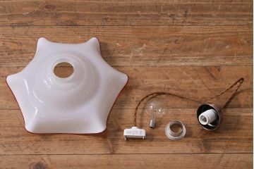 ビンテージ照明　和製ビンテージ　昭和中期　赤縁フリル　レトロなミルクガラスの吊り下げ照明(ペンダントライト、天井照明、シェード、電笠)(R-040176)