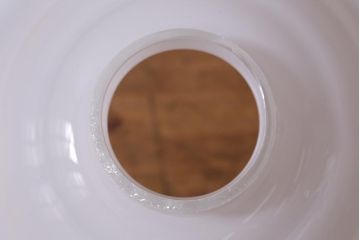 ビンテージ照明　和製ビンテージ　昭和中期　赤縁フリル　レトロなミルクガラスの吊り下げ照明(ペンダントライト、天井照明、シェード、電笠)(R-040176)
