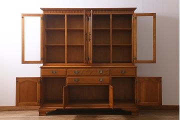 中古　横浜ダニエル(daniel)　A-213　重厚感のある佇まいが魅力の飾り棚(食器棚、カップボード)(定価約120万円)(R-040185)