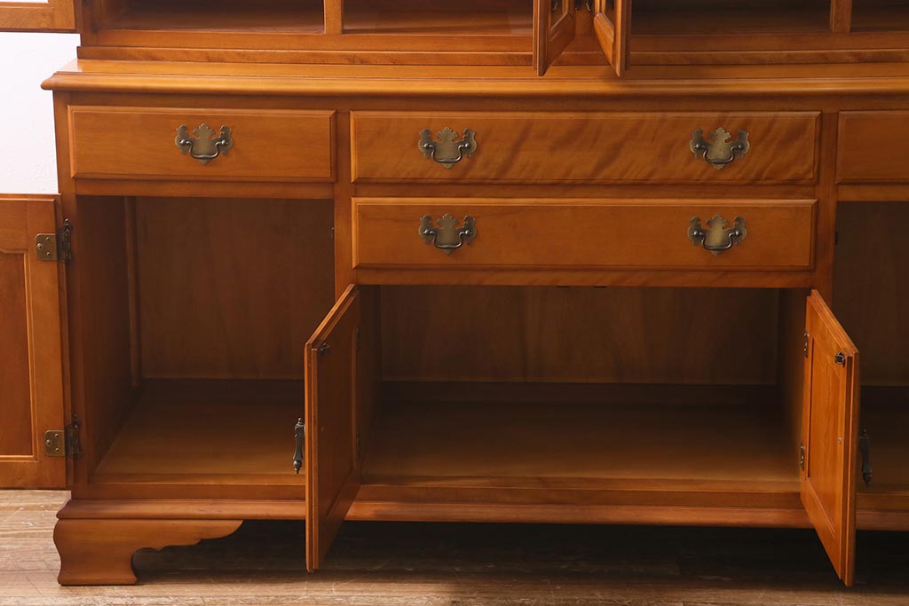 中古　横浜ダニエル(daniel)　A-213　重厚感のある佇まいが魅力の飾り棚(食器棚、カップボード)(定価約120万円)(R-040185)