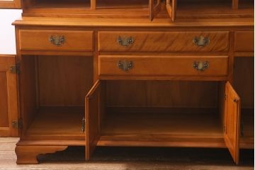 中古　横浜ダニエル(daniel)　A-213　重厚感のある佇まいが魅力の飾り棚(食器棚、カップボード)(定価約120万円)(R-040185)