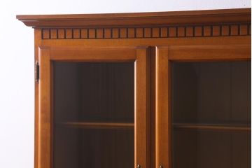 中古　横浜ダニエル(daniel)　A-213　重厚感のある佇まいが魅力の飾り棚(食器棚、カップボード)(定価約120万円)(R-040185)