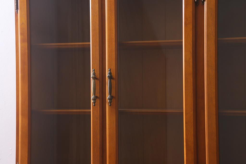 中古　横浜ダニエル(daniel)　A-213　重厚感のある佇まいが魅力の飾り棚(食器棚、カップボード)(定価約120万円)(R-040185)