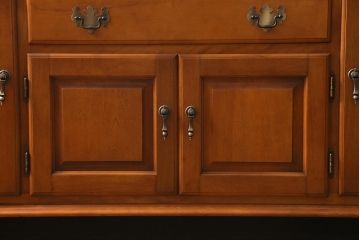 中古　横浜ダニエル(daniel)　A-213　重厚感のある佇まいが魅力の飾り棚(食器棚、カップボード)(定価約120万円)(R-040185)