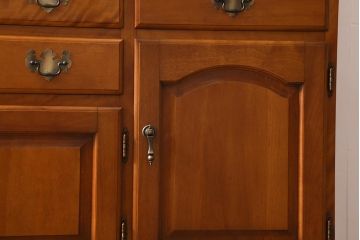 中古　横浜ダニエル(daniel)　A-213　重厚感のある佇まいが魅力の飾り棚(食器棚、カップボード)(定価約120万円)(R-040185)