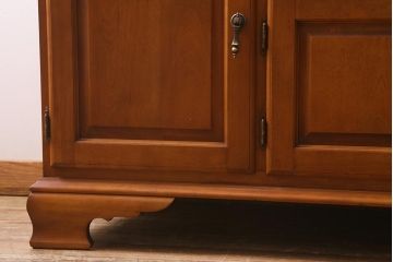 中古　横浜ダニエル(daniel)　A-213　重厚感のある佇まいが魅力の飾り棚(食器棚、カップボード)(定価約120万円)(R-040185)