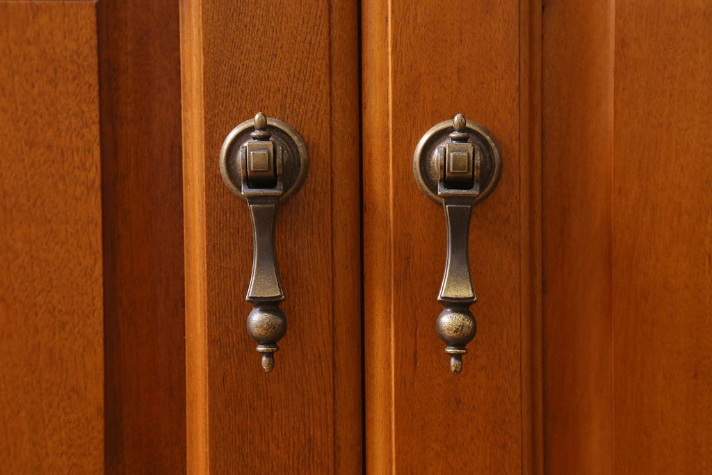 中古　横浜ダニエル(daniel)　A-213　重厚感のある佇まいが魅力の飾り棚(食器棚、カップボード)(定価約120万円)(R-040185)