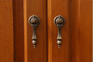 中古　横浜ダニエル(daniel)　A-213　重厚感のある佇まいが魅力の飾り棚(食器棚、カップボード)(定価約120万円)(R-040185)