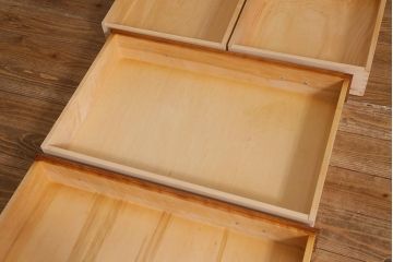 中古　横浜ダニエル(daniel)　A-213　重厚感のある佇まいが魅力の飾り棚(食器棚、カップボード)(定価約120万円)(R-040185)