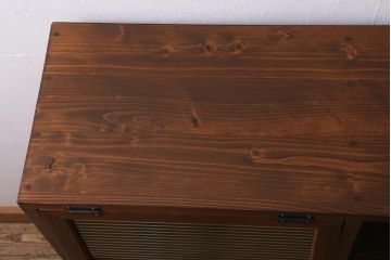 ラフジュ工房オリジナル　古材使用　リメイク家具　モールガラス　パタパタ扉がおしゃれなキャビネット(収納棚、リビングボード)(R-040186)