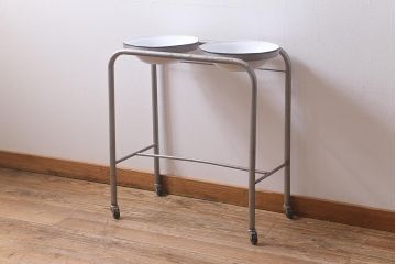 アンティーク雑貨　昭和レトロ　鉄製スタンド付き　青い縁がレトロなホーロー洗面器(琺瑯、手洗いスタンド、ウォッシュスタンド)(R-040189)