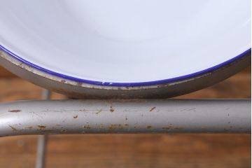 アンティーク雑貨　昭和レトロ　鉄製スタンド付き　青い縁がレトロなホーロー洗面器(琺瑯、手洗いスタンド、ウォッシュスタンド)(R-040189)