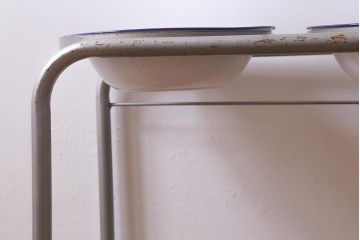 アンティーク雑貨　昭和レトロ　鉄製スタンド付き　青い縁がレトロなホーロー洗面器(琺瑯、手洗いスタンド、ウォッシュスタンド)(R-040189)