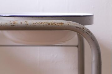 アンティーク雑貨　昭和レトロ　鉄製スタンド付き　青い縁がレトロなホーロー洗面器(琺瑯、手洗いスタンド、ウォッシュスタンド)(R-040189)