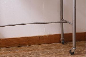 アンティーク雑貨　昭和レトロ　鉄製スタンド付き　青い縁がレトロなホーロー洗面器(琺瑯、手洗いスタンド、ウォッシュスタンド)(R-040189)