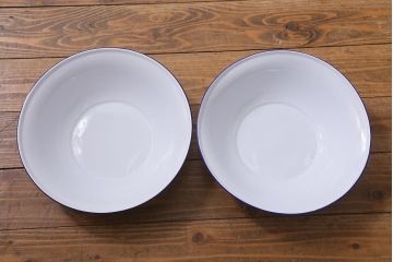 アンティーク雑貨　昭和レトロ　鉄製スタンド付き　青い縁がレトロなホーロー洗面器(琺瑯、手洗いスタンド、ウォッシュスタンド)(R-040189)