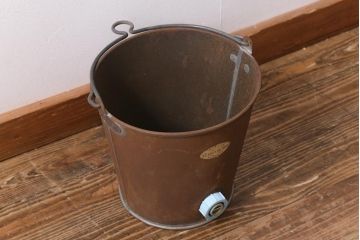 レトロ雑貨　日本製　錆びた風合いが味わいのある鉄製の古いバケツ(哺乳バケツ)(R-040191)
