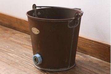 レトロ雑貨　日本製　錆びた風合いが味わいのある鉄製の古いバケツ(哺乳バケツ)(R-040191)