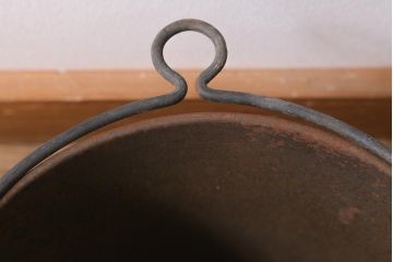 レトロ雑貨　日本製　錆びた風合いが味わいのある鉄製の古いバケツ(哺乳バケツ)(R-040191)