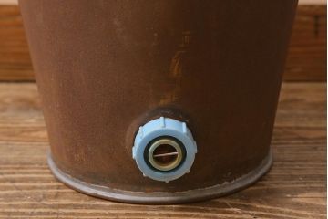 レトロ雑貨　日本製　錆びた風合いが味わいのある鉄製の古いバケツ(哺乳バケツ)(R-040191)