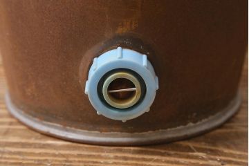 レトロ雑貨　日本製　錆びた風合いが味わいのある鉄製の古いバケツ(哺乳バケツ)(R-040191)