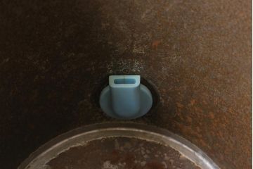 レトロ雑貨　日本製　錆びた風合いが味わいのある鉄製の古いバケツ(哺乳バケツ)(R-040191)