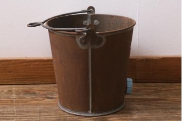 レトロ雑貨　日本製　錆びた風合いが味わいのある鉄製の古いバケツ(哺乳バケツ)(R-040191)