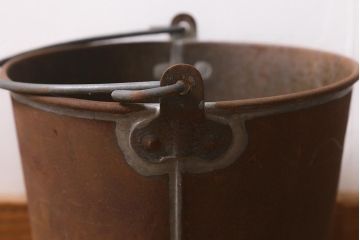 レトロ雑貨　日本製　錆びた風合いが味わいのある鉄製の古いバケツ(哺乳バケツ)(R-040191)