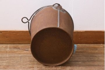 レトロ雑貨　日本製　錆びた風合いが味わいのある鉄製の古いバケツ(哺乳バケツ)(R-040191)