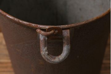 レトロ雑貨　ブリキ　錆びた風合いが味わいのある古いバケツ(R-040192)