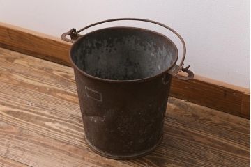 レトロ雑貨　ブリキ　錆びた風合いが味わいのある日本製の古いバケツ(R-040193)