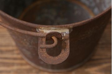 レトロ雑貨　ブリキ　錆びた風合いが味わいのある日本製の古いバケツ(R-040193)