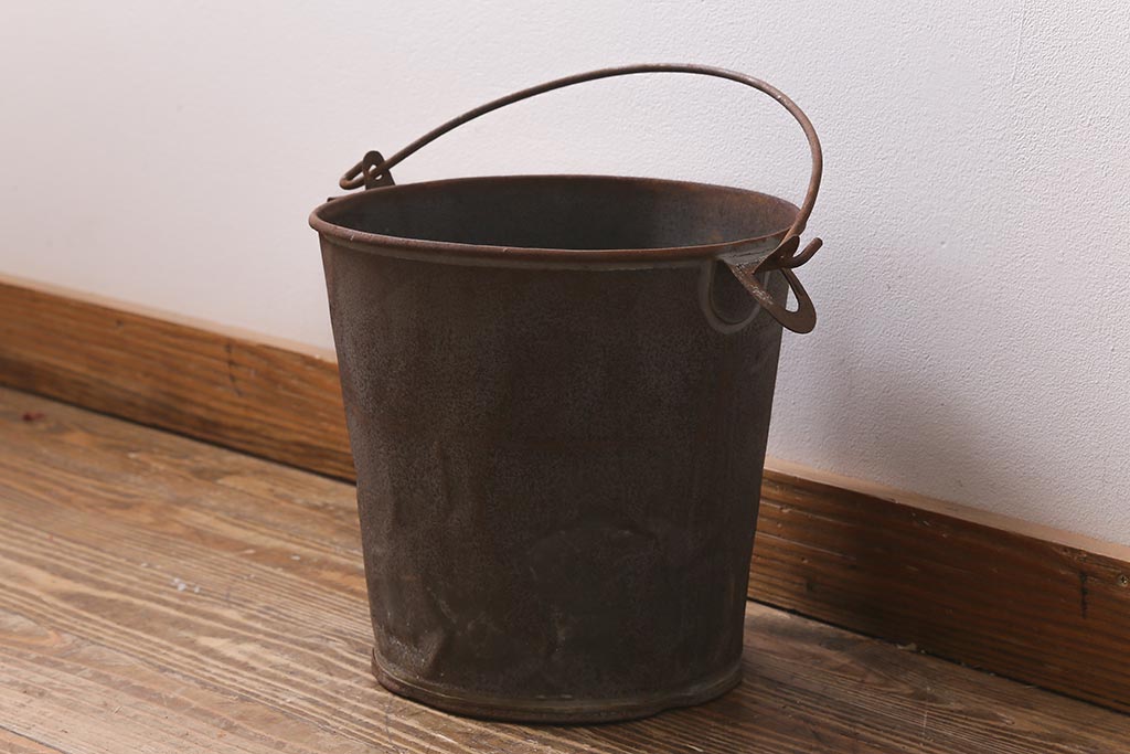 レトロ雑貨　ブリキ　錆びた風合いが味わいのある日本製の古いバケツ(R-040195)