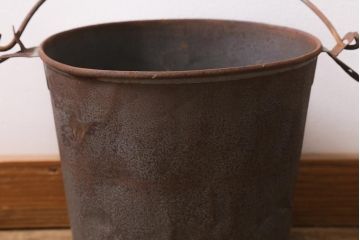 レトロ雑貨　ブリキ　錆びた風合いが味わいのある日本製の古いバケツ(R-040195)