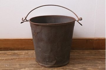 レトロ雑貨　ブリキ　錆びた風合いが味わいのある日本製の古いバケツ(R-040195)