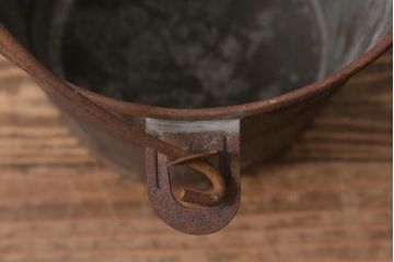 レトロ雑貨　ブリキ　錆びた風合いが味わいのある日本製の古いバケツ(R-040195)