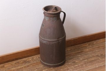 レトロ雑貨　昭和レトロ　錆びた風合いがおしゃれな古いミルク缶(牛乳缶、ディスプレイ)(R-040197)
