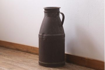 レトロ雑貨　昭和レトロ　錆びた風合いがおしゃれな古いミルク缶(牛乳缶、ディスプレイ)(R-040197)