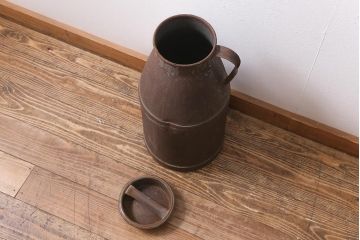 レトロ雑貨　昭和レトロ　錆びた風合いがおしゃれな古いミルク缶(牛乳缶、ディスプレイ)(R-040197)