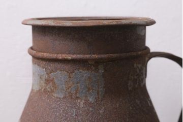 レトロ雑貨　昭和レトロ　錆びた風合いがおしゃれな古いミルク缶(牛乳缶、ディスプレイ)(R-040197)